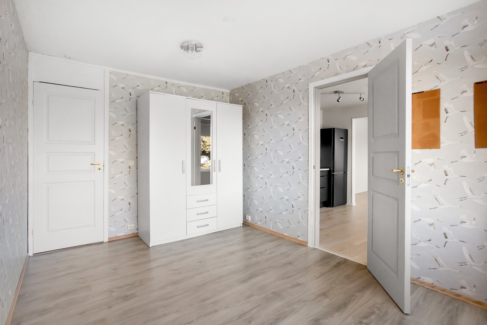 Leiligheten har ett soverom med lyse og moderne overflater. Galleribilde