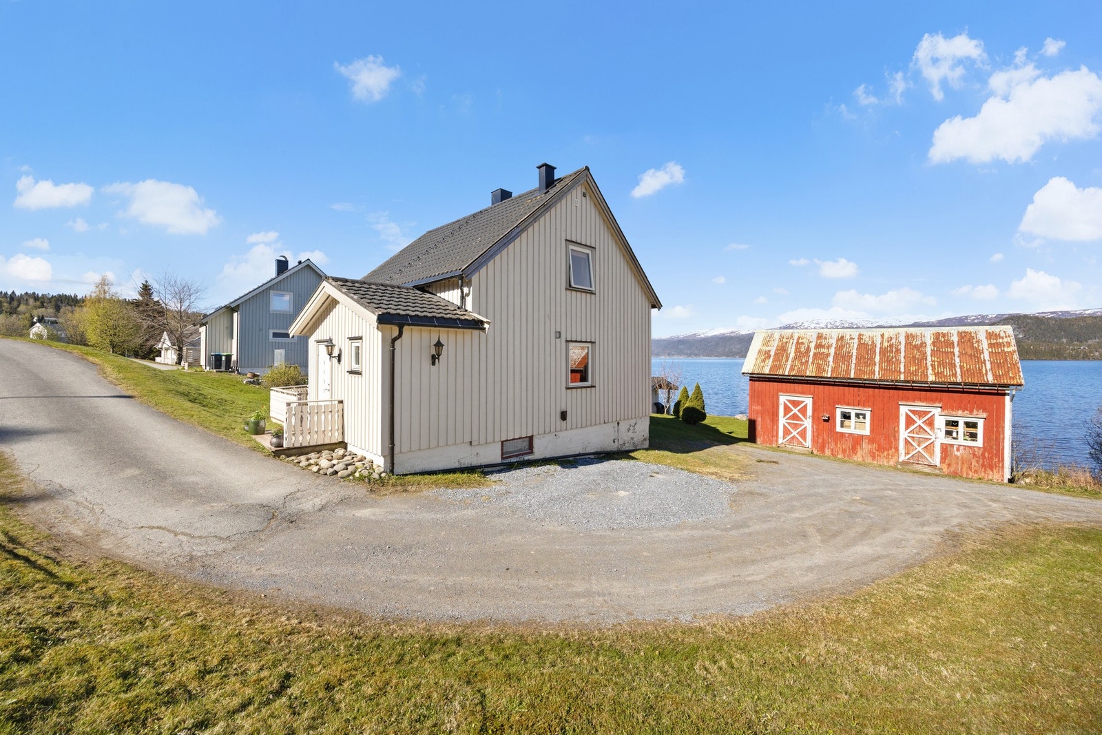 Det ble skiftet takk på hovedbygning i 2011. Det er montert elbillader. Galleribilde