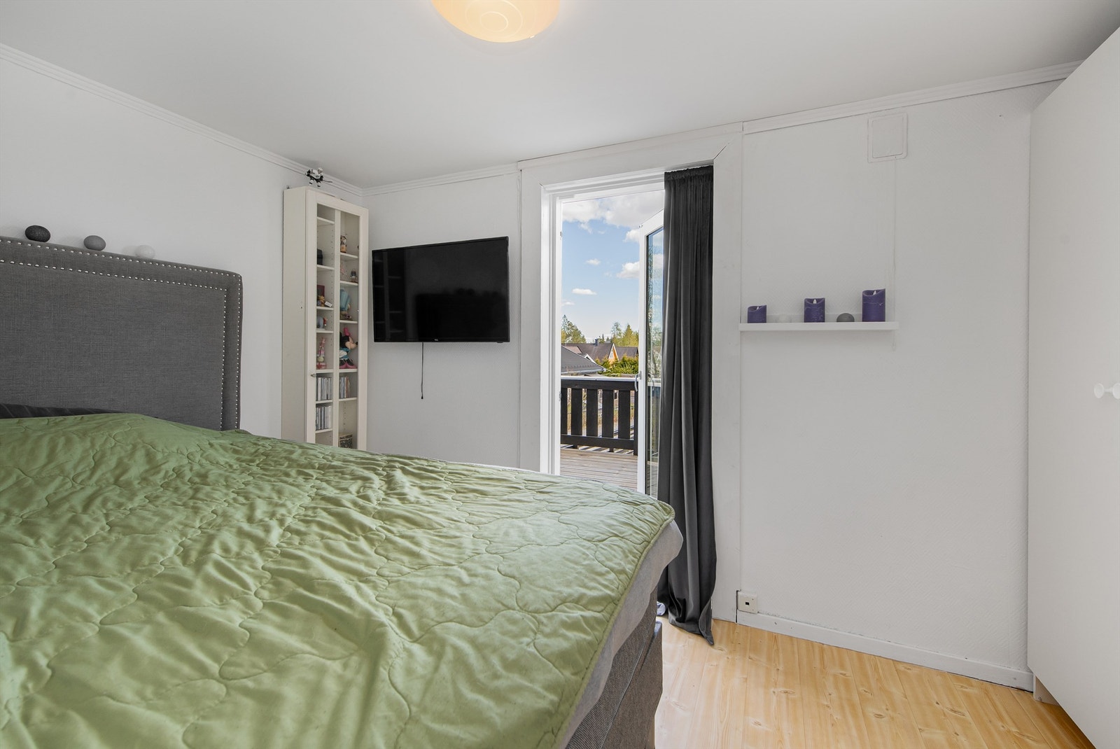 Leiligheten har to gode soverom, hvor det ene har utgang til veranda Galleribilde