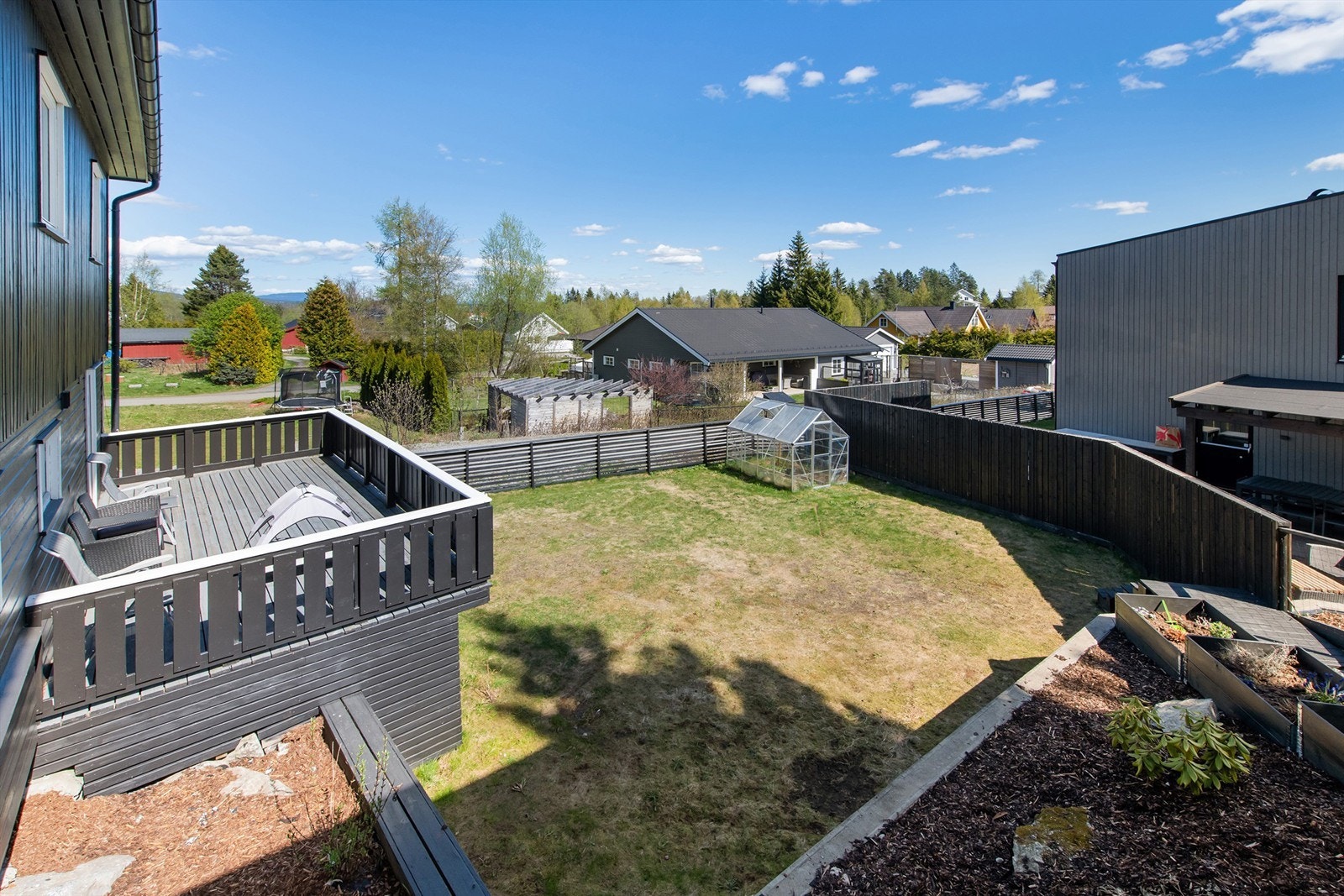Flotte uteområder med terrasser, hage, bed m.m. Galleribilde