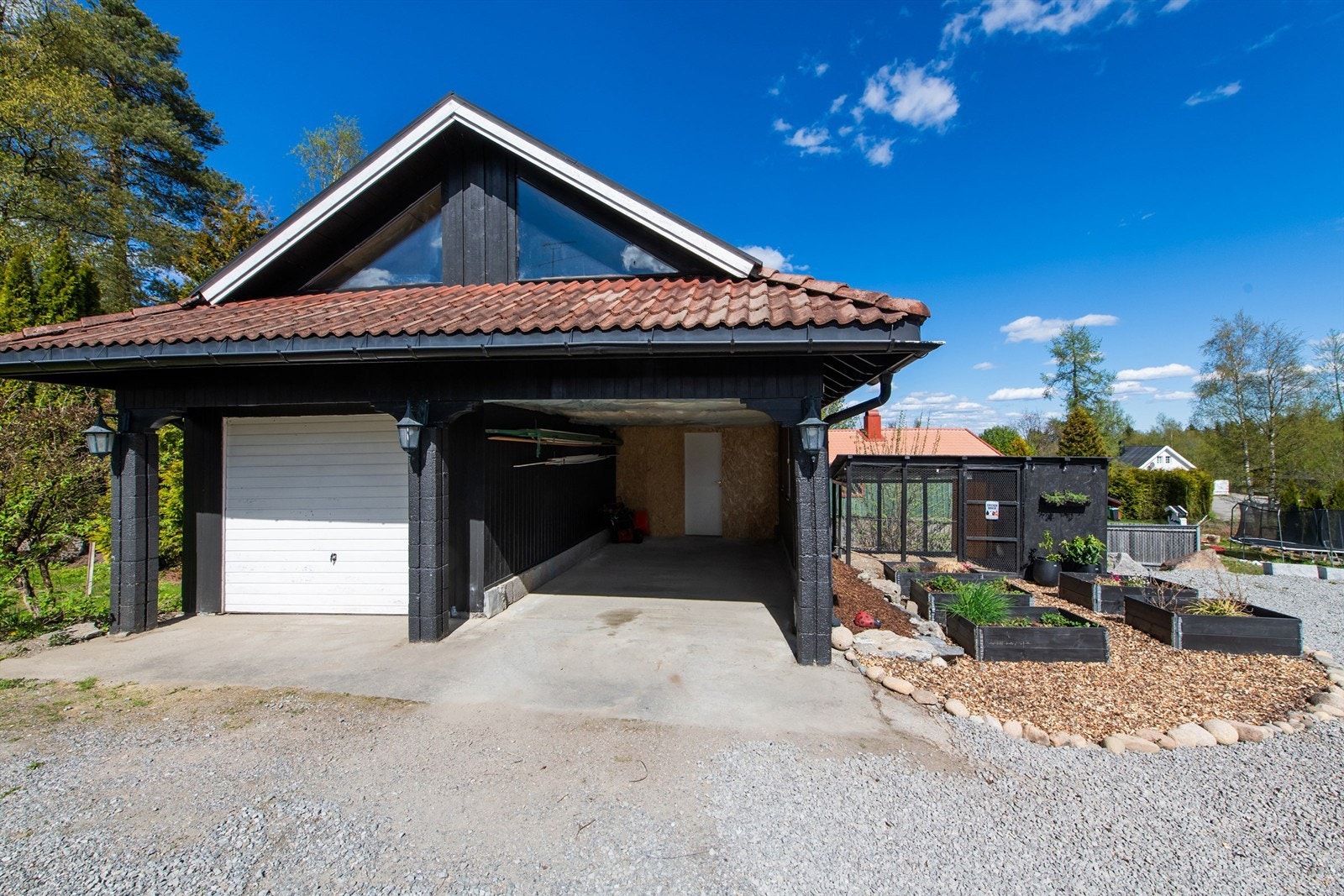Eiendommen har god plass til parkering i garasje, carport og på egen gårdsplass, samt god lagringsplass. Galleribilde