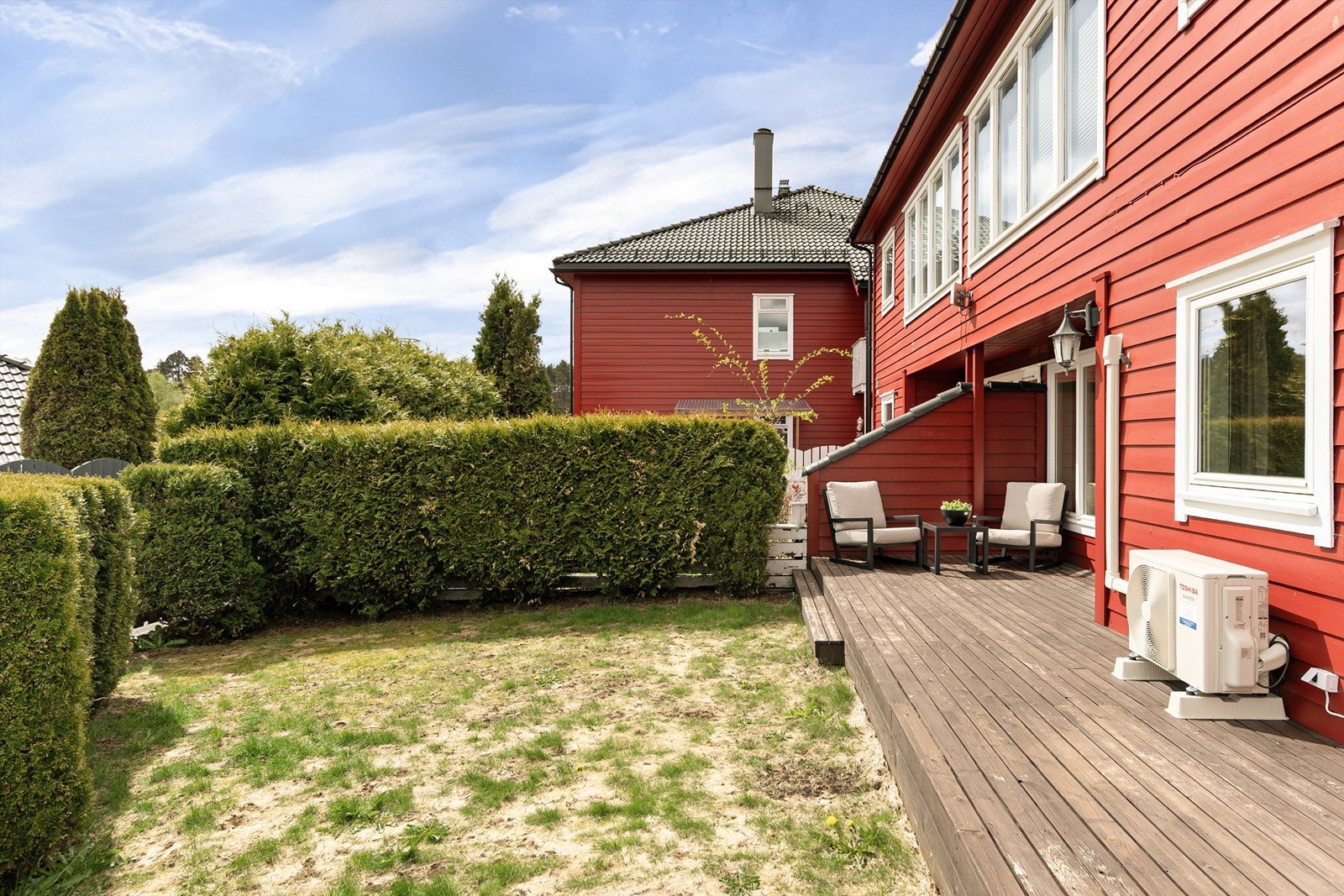 - Stort inngjerdet uteområde, perfekt sted å nyte sol og sommer - Galleribilde