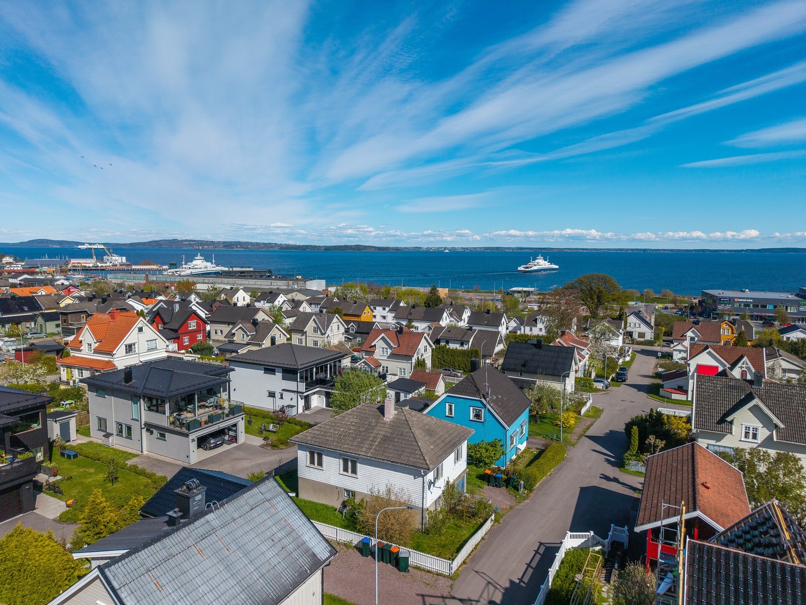 Her bor du med kort vei til sjøen - i et etablert område med flott utsyn over fjorden. Galleribilde