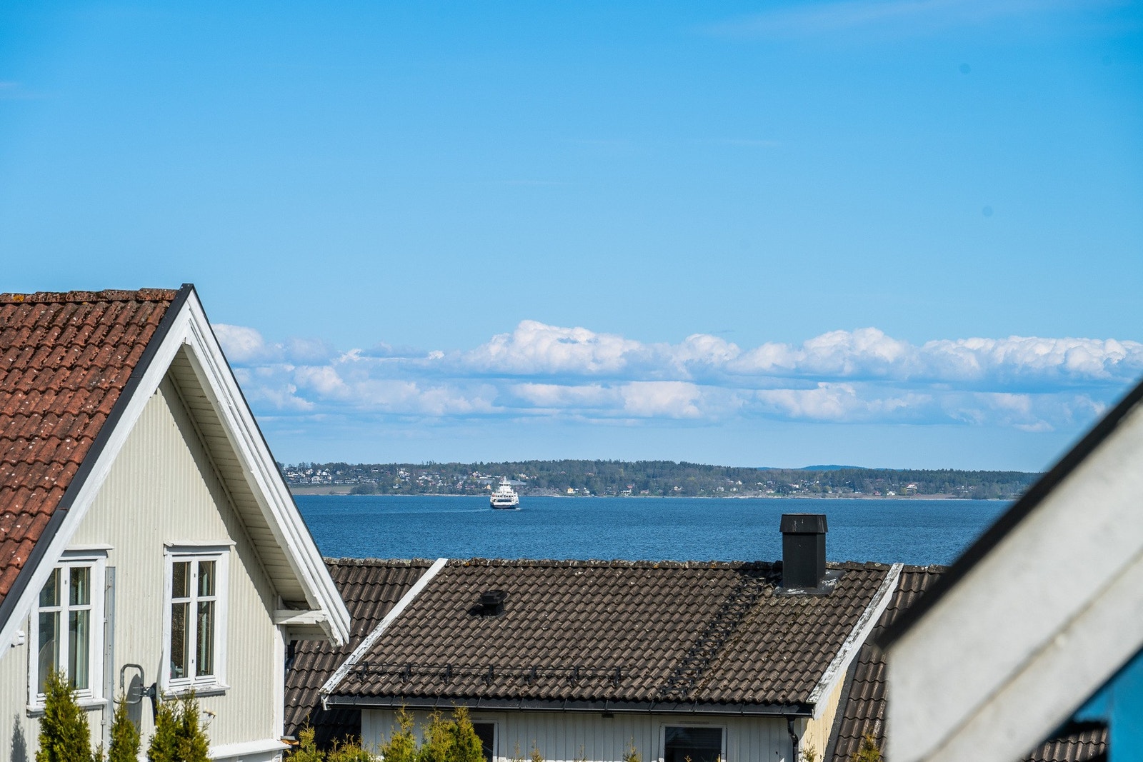 Fra kjøkkenet er det utsikt mot fjorden og nærområdets sjarmerende bebyggelse - så her er det bare å ønske seg kikkert. Galleribilde