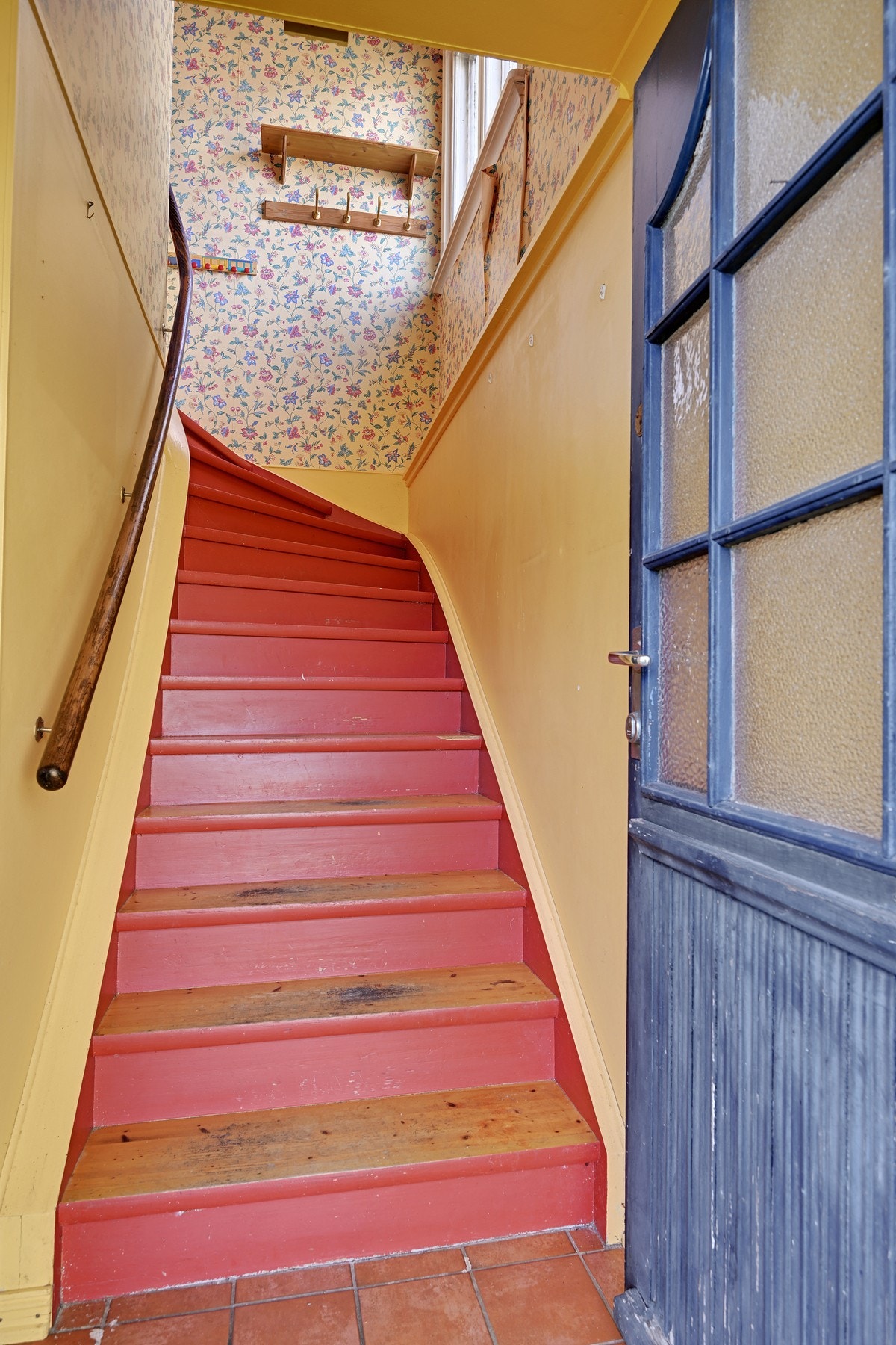 Velkommen inn - her ser vi trappen opp til 2. etasje. Galleribilde