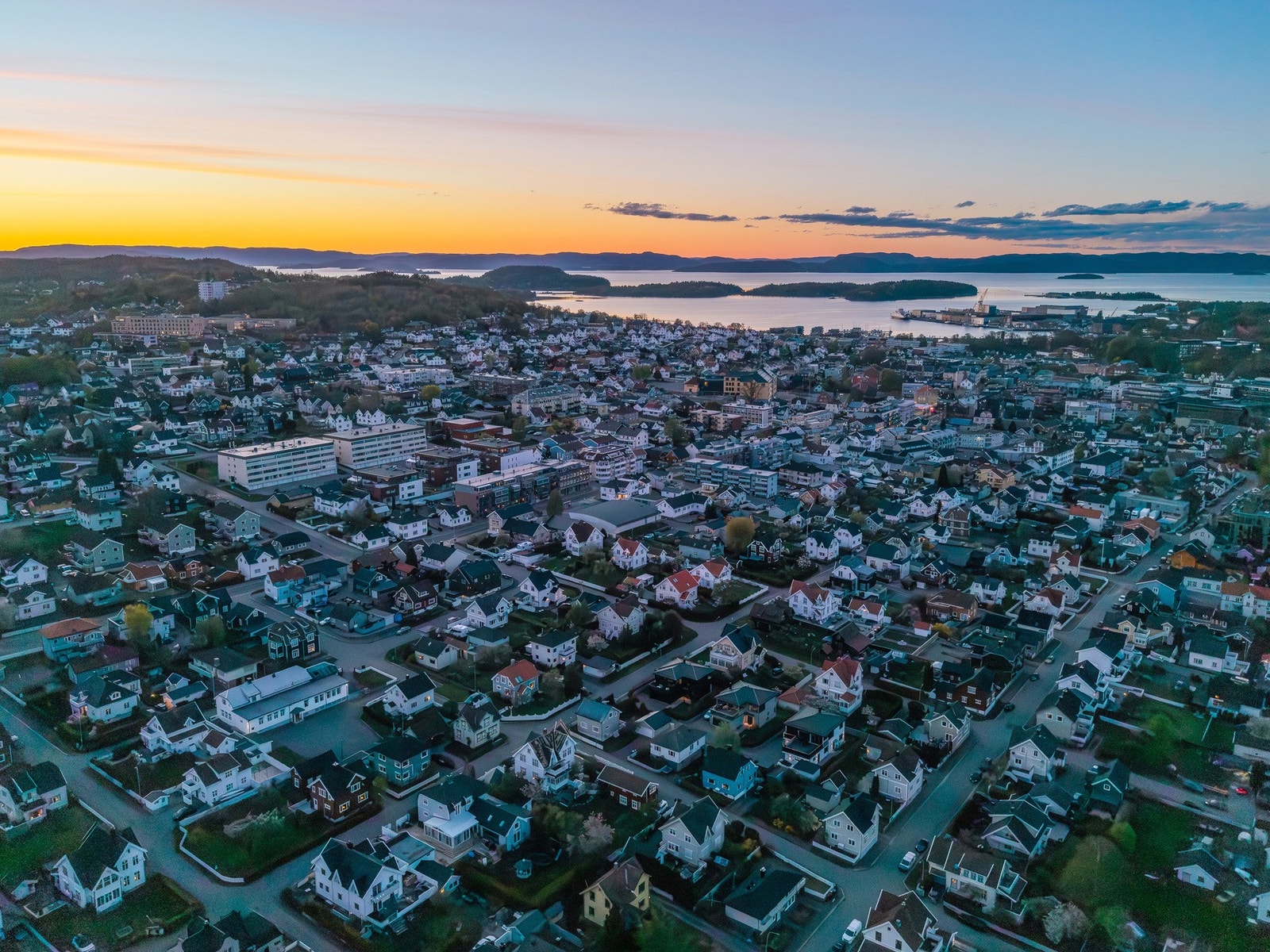 Kveldslyset skaper en helt spesiell atmosfære over området Galleribilde