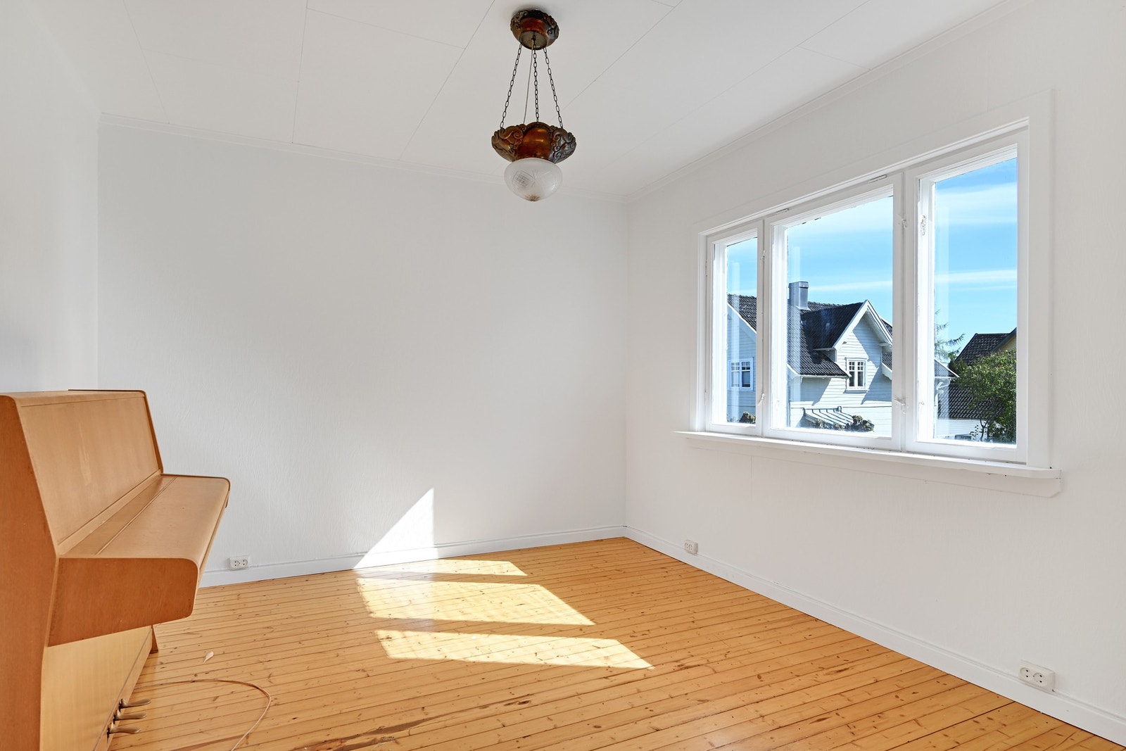 Trivelig stue med store vindusflater som slipper inn rikelig med naturlig lys gjennom dagen. Galleribilde