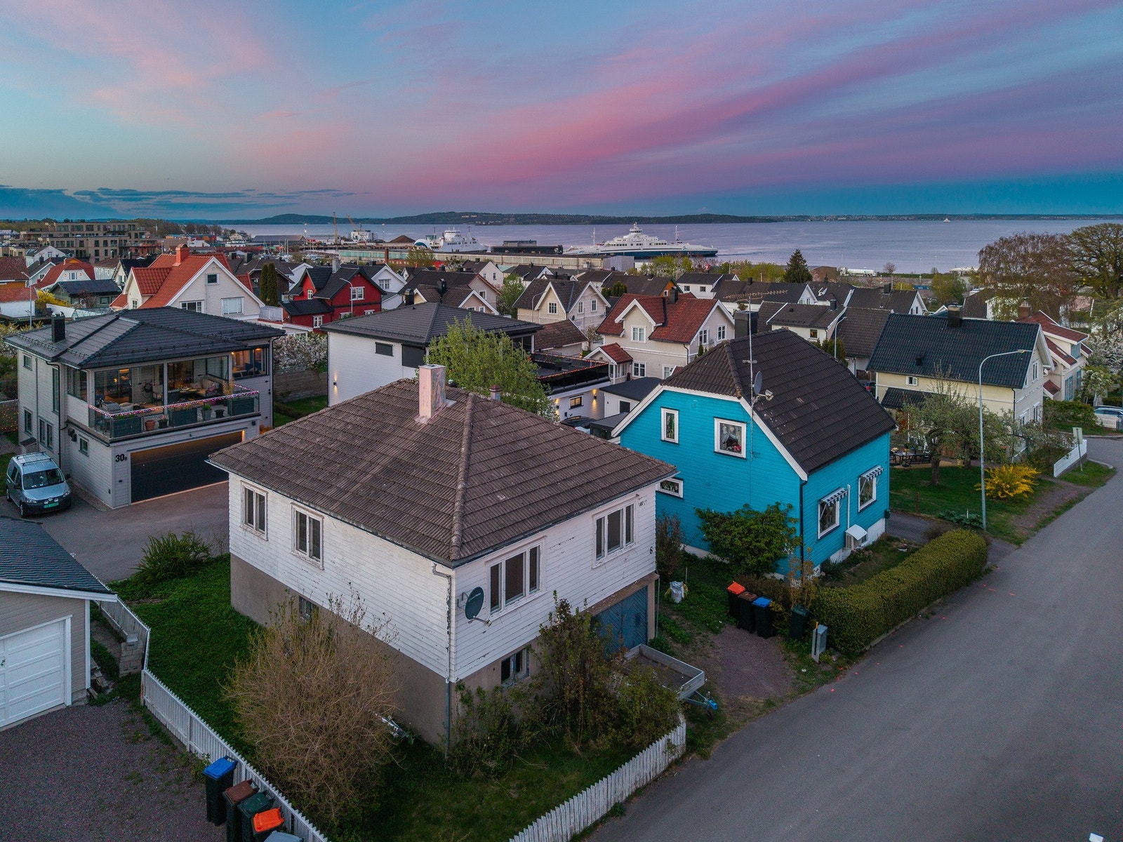 Eiendommen ligger fint til i et etablert og attraktivt boligområde - med en hyggelig og arealeffektiv hage. Galleribilde