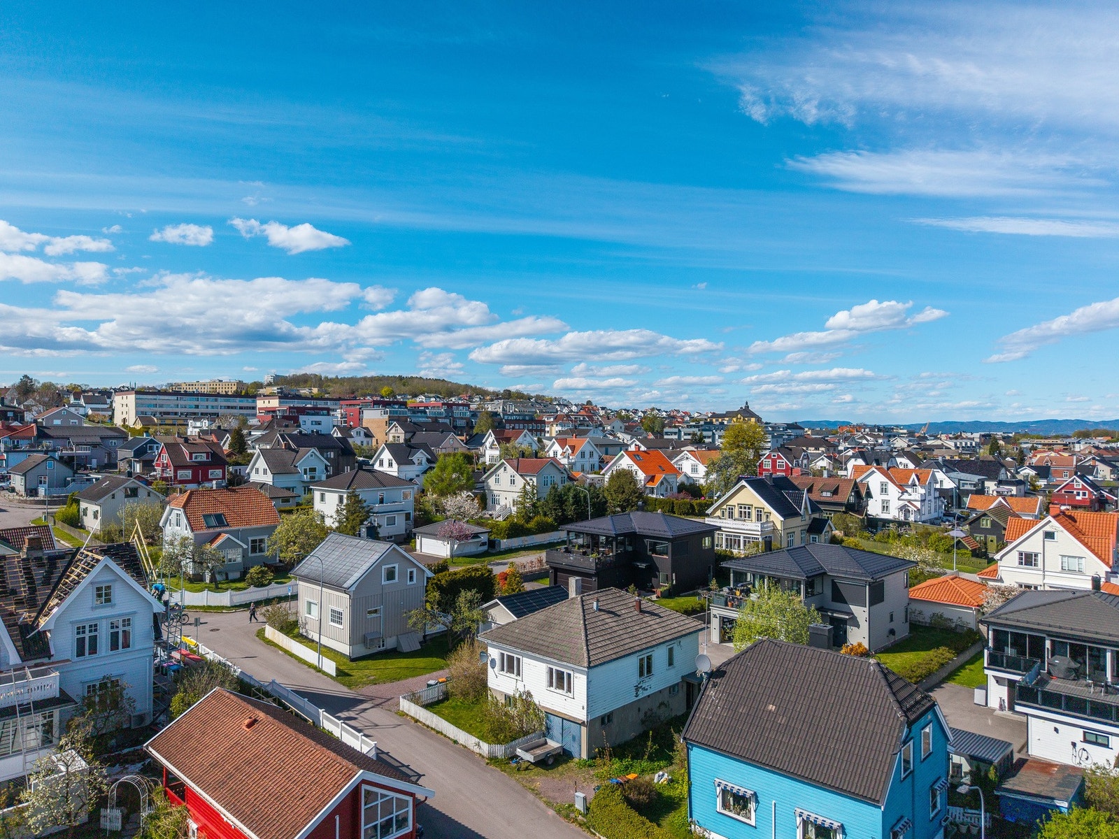 Boligen ligger fint til med nærhet til sentrum, servicetilbud og flotte turområder. Galleribilde