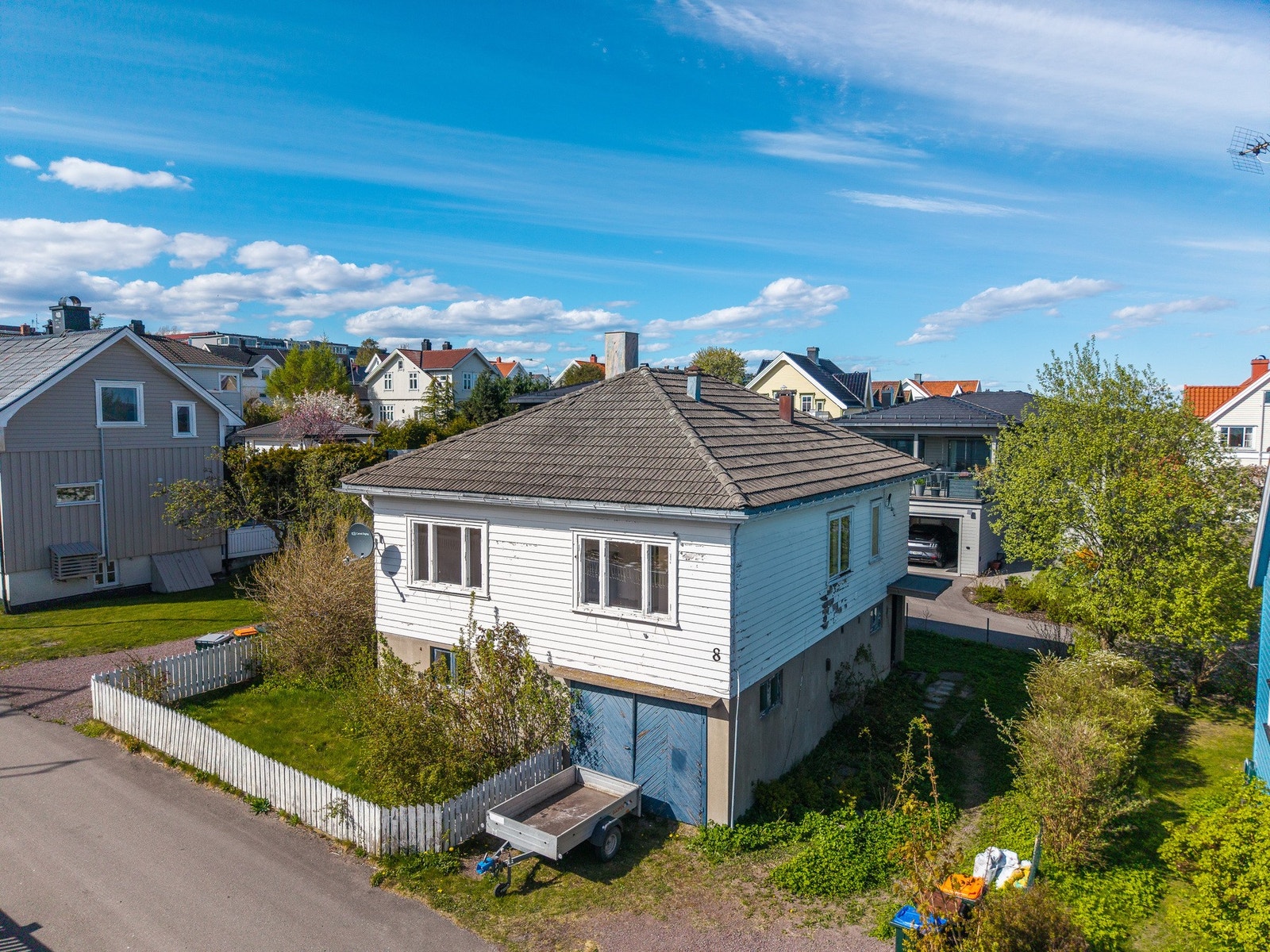 Boligen har integrert garasje. Galleribilde