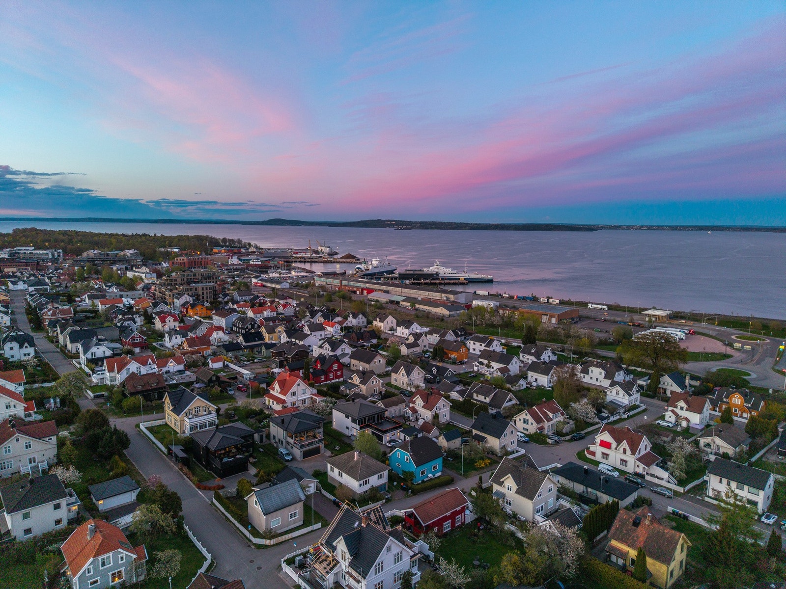 Nabolaget byr på et sjarmerende boligmiljø med nærhet til både sjøen, sentrum og flotte rekreasjonsområder. Galleribilde