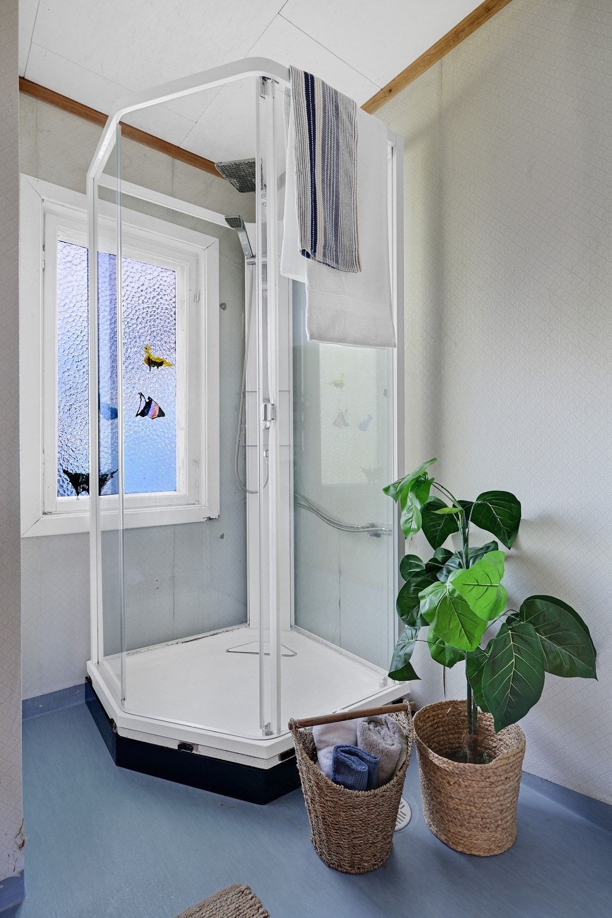 Det er dusjkabinett på badet. Galleribilde