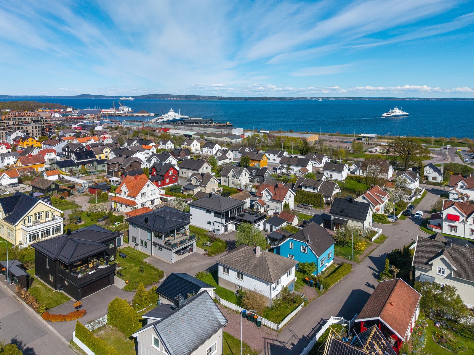 Fra oven får man et godt inntrykk av eiendommens plassering og tomtens fine beliggenhet i området. Galleribilde