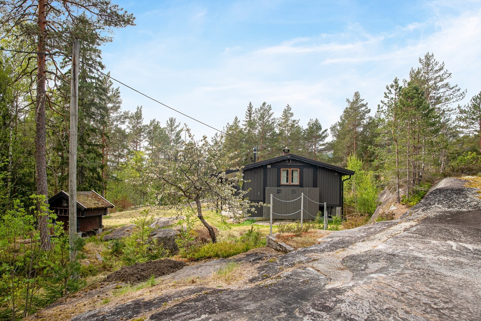 Velkommen til Vatnarvegen 462! En innholdsrik og koselig hytte med en usjenert og naturidyllisk beliggenhet i et mindre hyttefelt. Galleribilde
