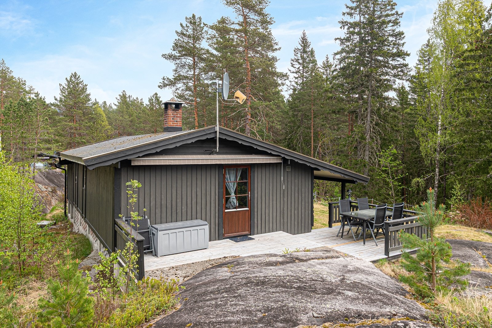 Uteplassen er omkranset av furutrær og svaberg, og gir en følelse av å være tett på naturen. Galleribilde