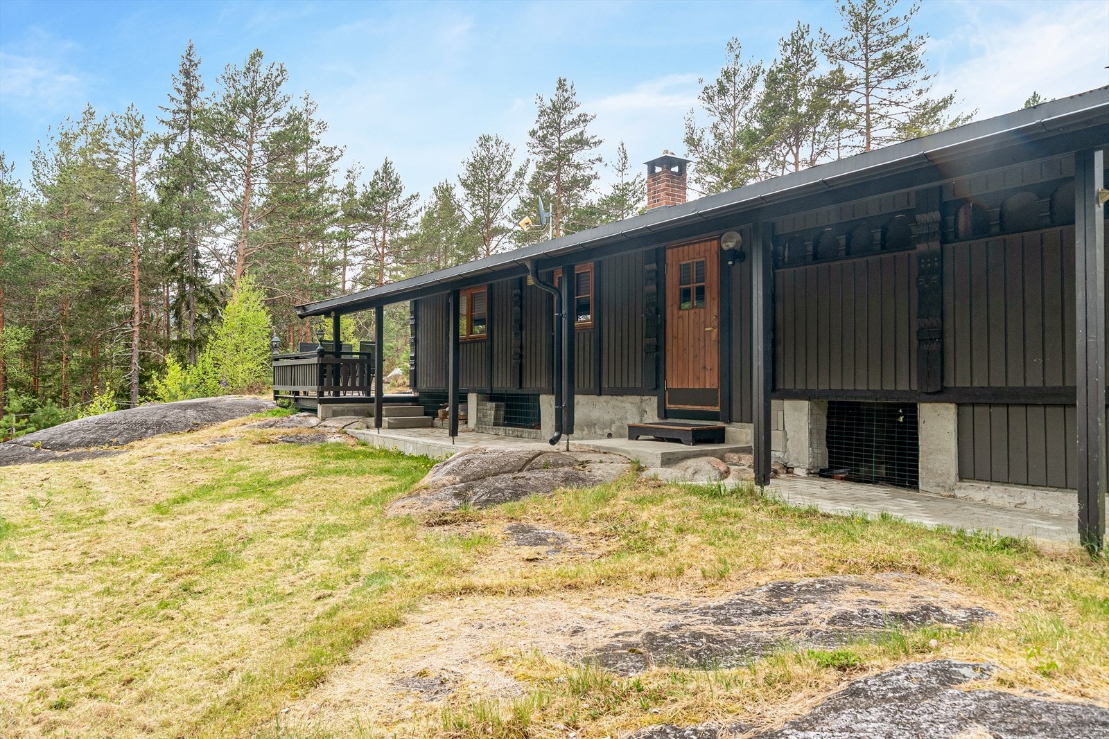 Denne sjarmerende fritidseiendommen ligger på en eiet tomt på ca. 1 mål i et idyllisk skogsterreng, kun ni kilometer fra Bø sentrum. Galleribilde
