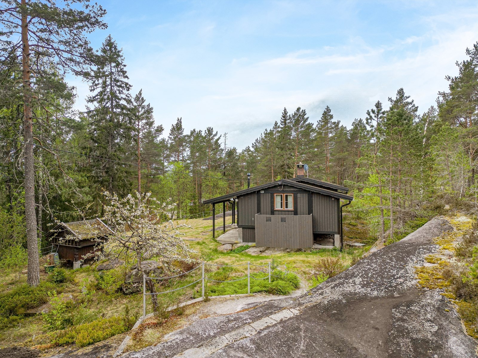 Eiet tomt på 1011 m². Eiendommen har en relativt flat tomt som er opparbeidet med plen og diverse beplantning, i tillegg til naturtomt med fjell i dagen og trær. Det er etablert treterrasser, støpt platting og trapp på tomten. Galleribilde