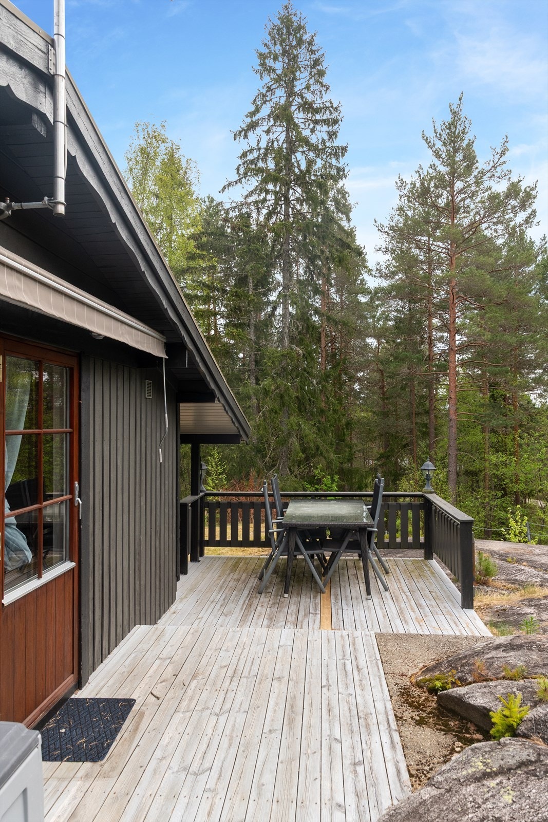 Terrassen i tre er en naturlig forlengelse av stuen, med plass til sittegruppe. Galleribilde