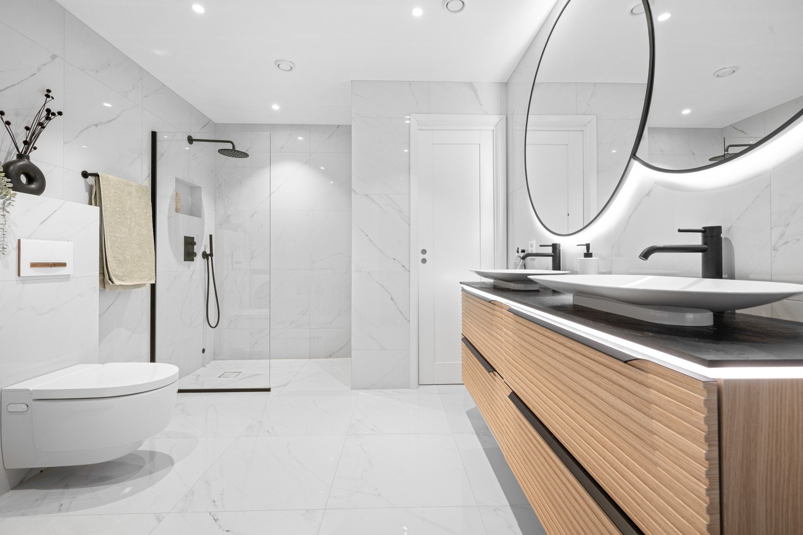 Bad i 1.etasje med store fliser, downlights i tak og alt av oppgradert innredning i tre med doble servanter. Et stort og romslig bad med alt du trenger til morgen- og kveldsstell. Galleribilde