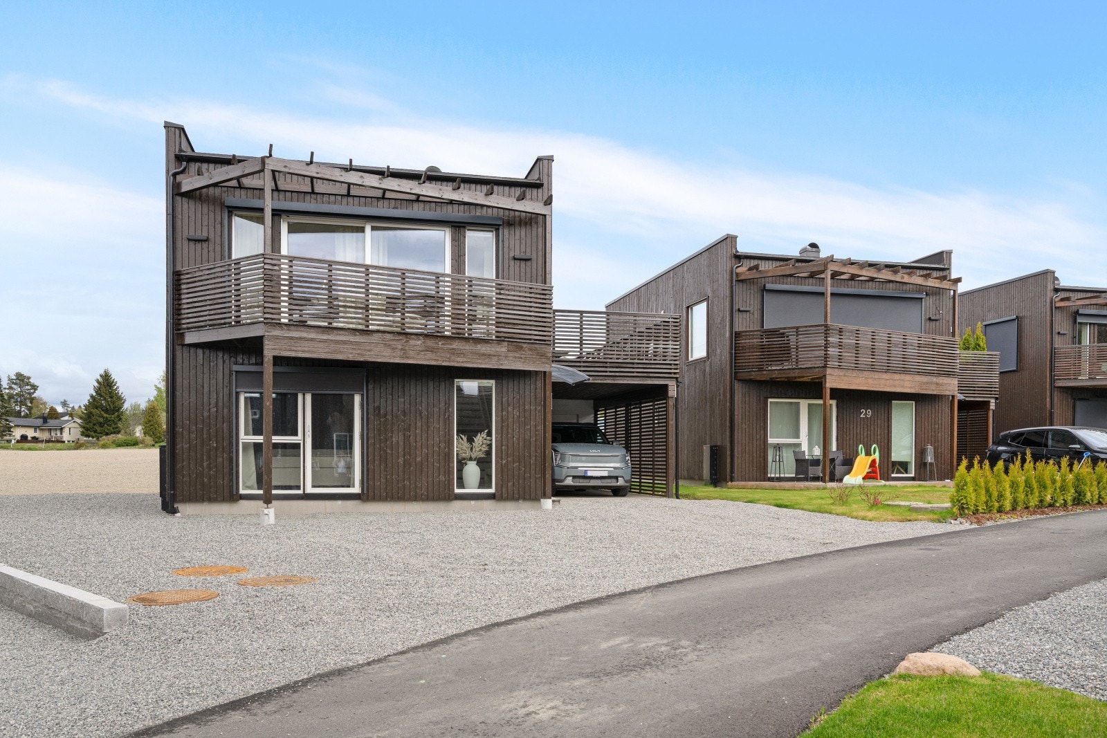 Dette er en påkostet og oppgradert eneboliger med smarte og moderne løsninger. Perfekt for barnefamilie eller par som vil flytte rett inn, uten å gjøre noe. Rikelig med parkering på egen tomt. Galleribilde