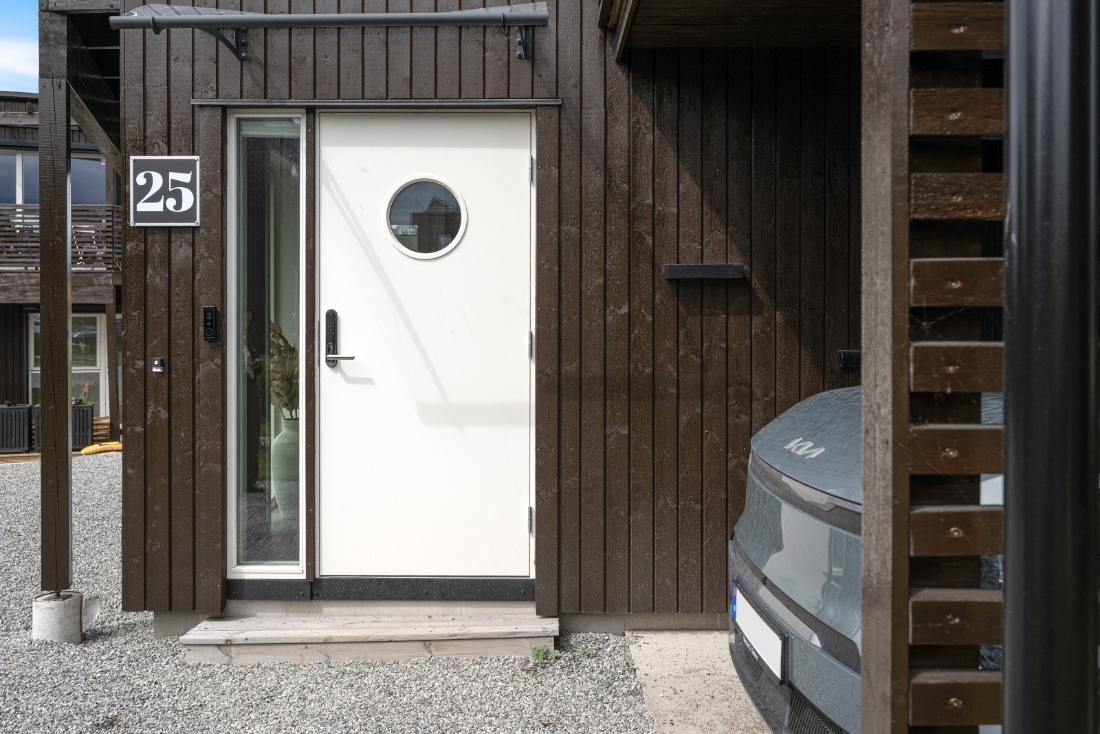 Mulighet for parkering i carport. Praktisk kodelås på dør for enkel adkomst. Galleribilde