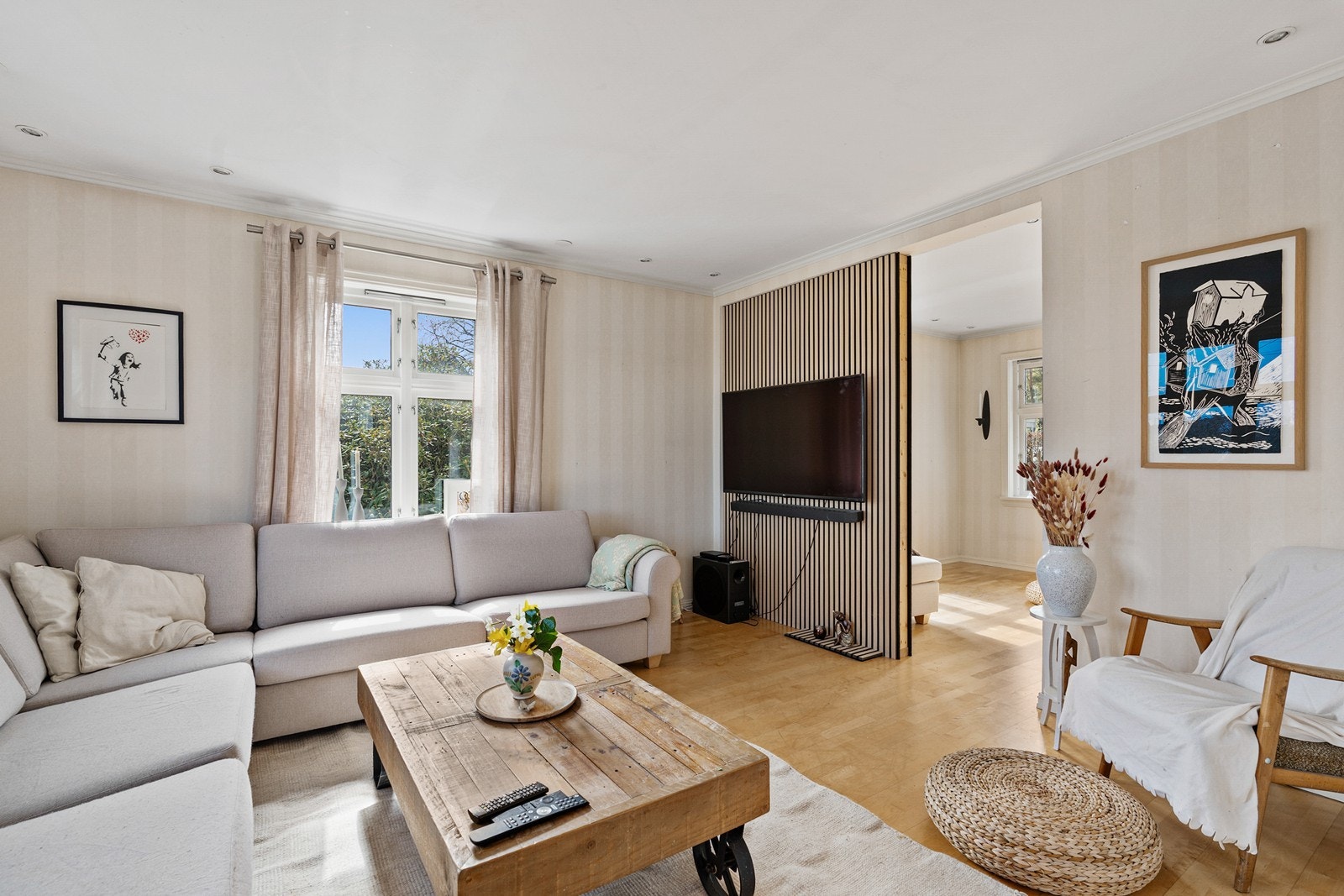 Stuen er delt inn med egen sone bak tv. Galleribilde