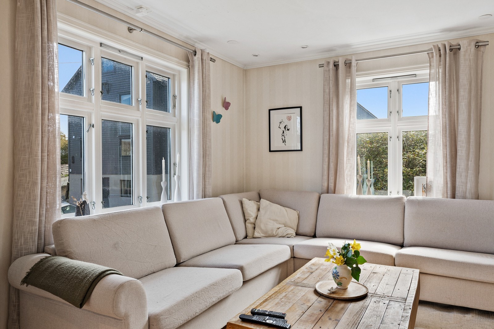 Stuen kan enkelt møbleres inn i flere soner med blant annet sofagruppe og tv-møbel Galleribilde
