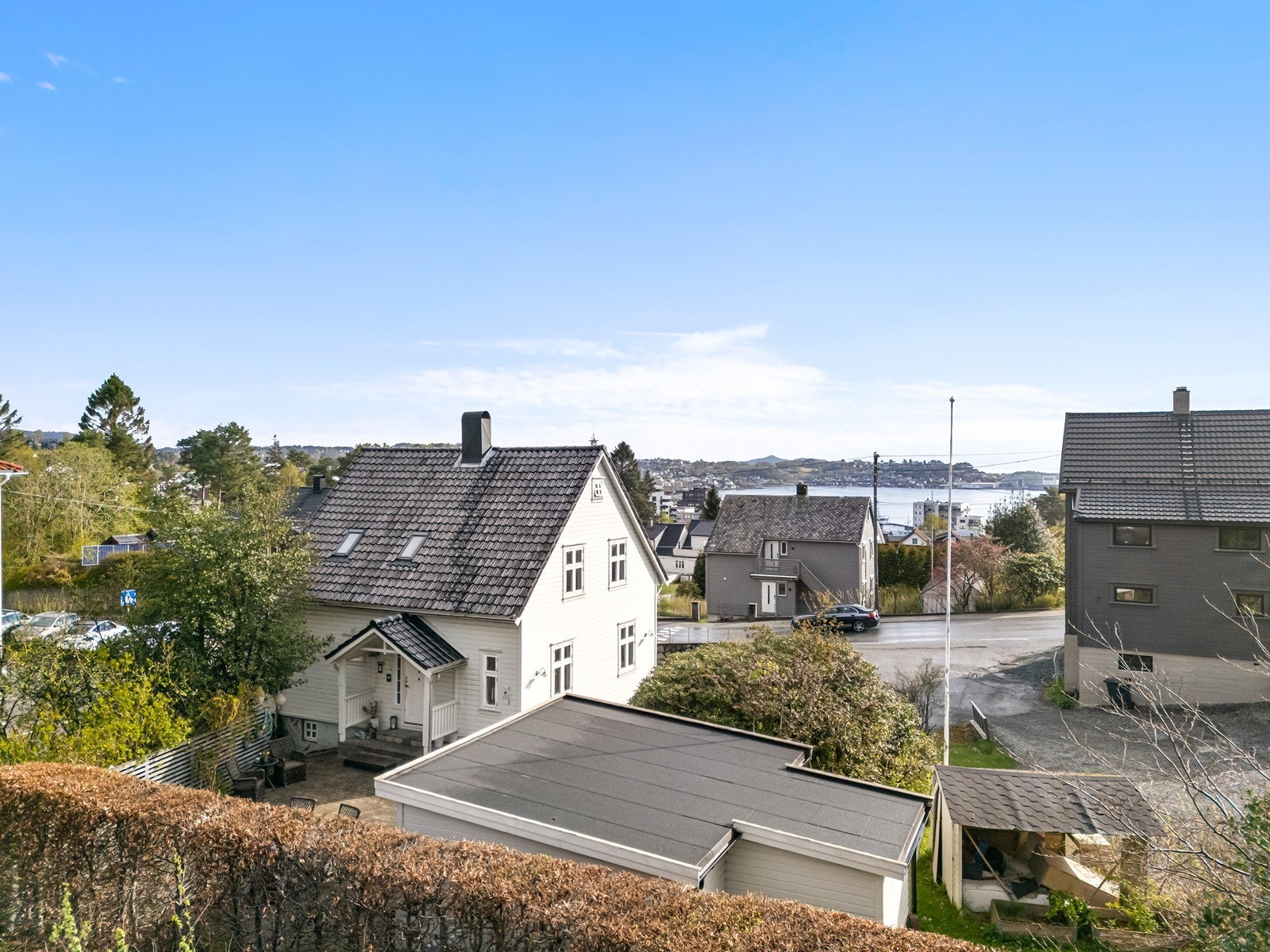 Fra eiendommen er det kort avstand til skoler, barnehager, lekeplass, butikk, flotte turområder og Leirvik sentrum med alle servicetilbud. Galleribilde