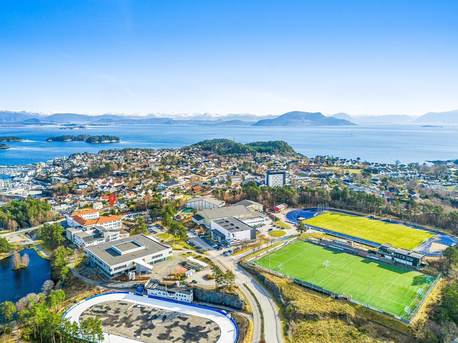 Kun en noen få minutter unna ligger Stord Idrettspark, hvor man har tennisbane, skøytebane, håndball og fotball. Galleribilde