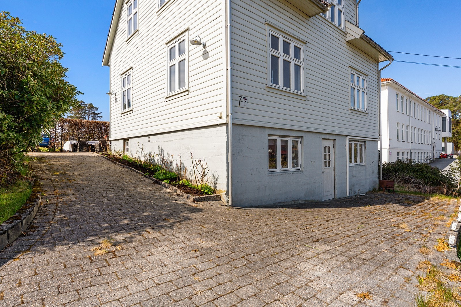 Det er gode parkeringsmuligheter på egen eiendom. Galleribilde