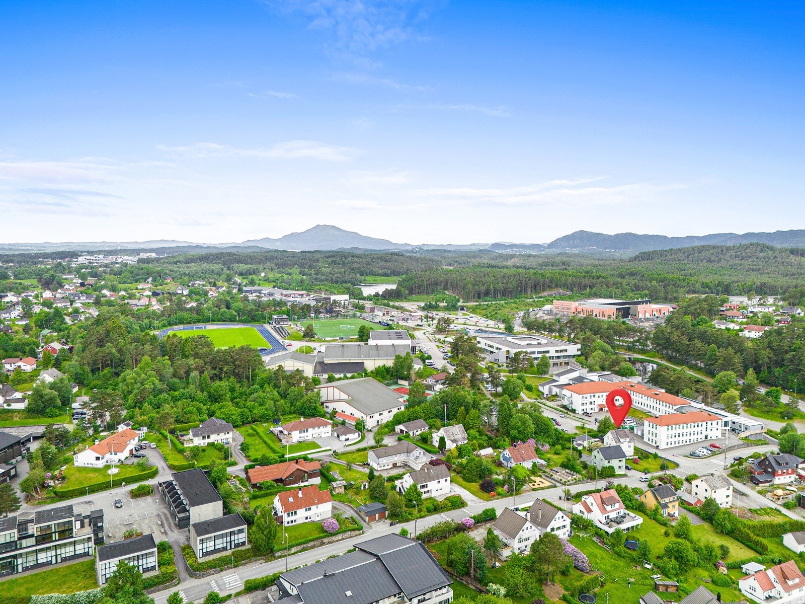 Nærmeste nabo er Stord videregående skole. Galleribilde