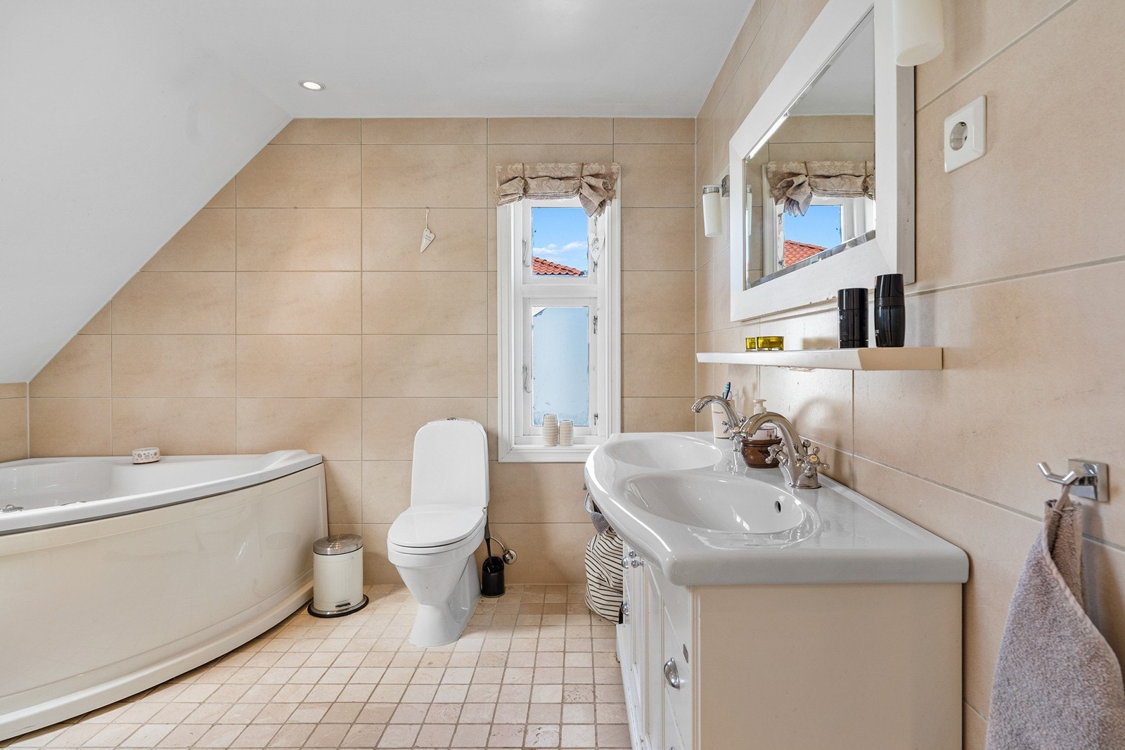 Badet i 2. etasje er flislagt på gulv og vegger. Galleribilde