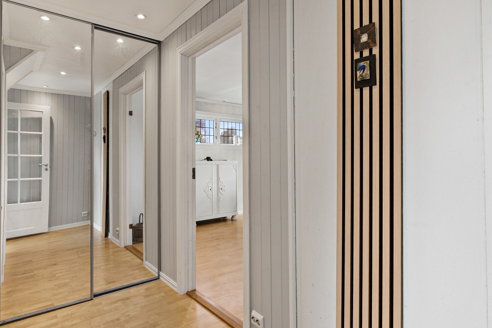 Entréen byr på godt med oppbevaringsplass i skyvedørsgarderobe. Galleribilde