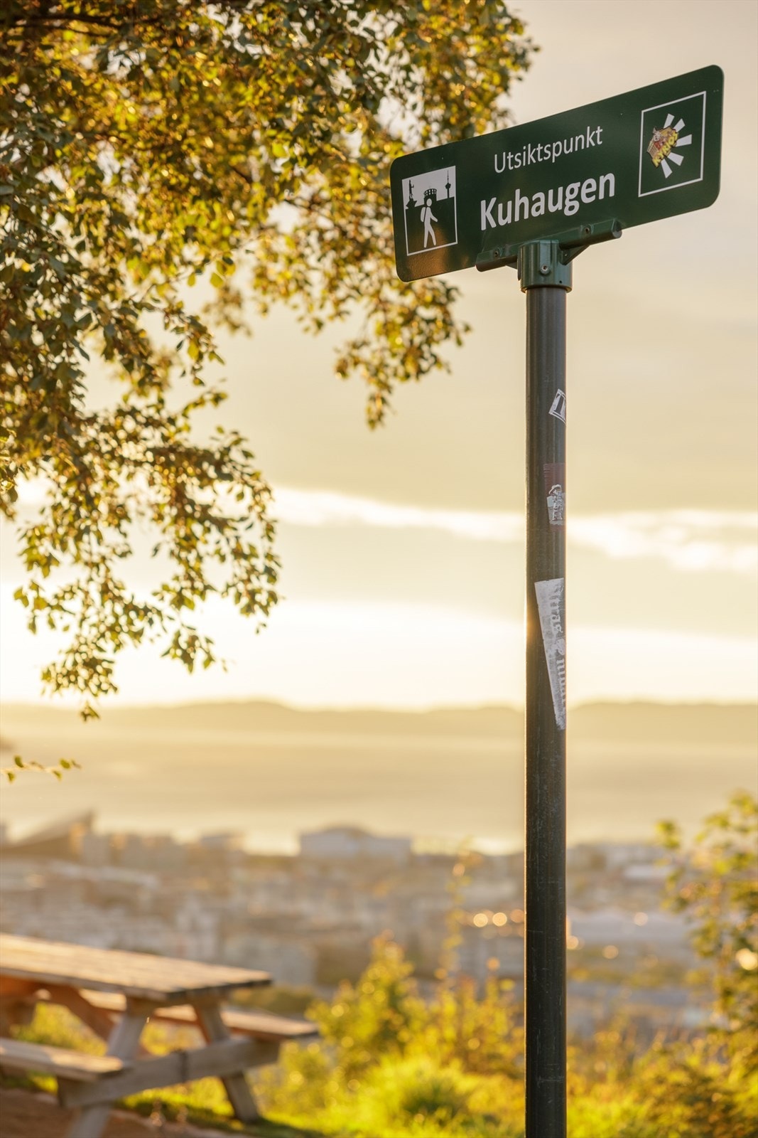 Leiligheten ligger kun en kort spasertur fra Kuhagen, et flott utsiktspunkt og populært turmål. Området byr også på flere opparbeidede løyper som egner seg godt for både løping og sykling, perfekt for aktive dager ute. Galleribilde