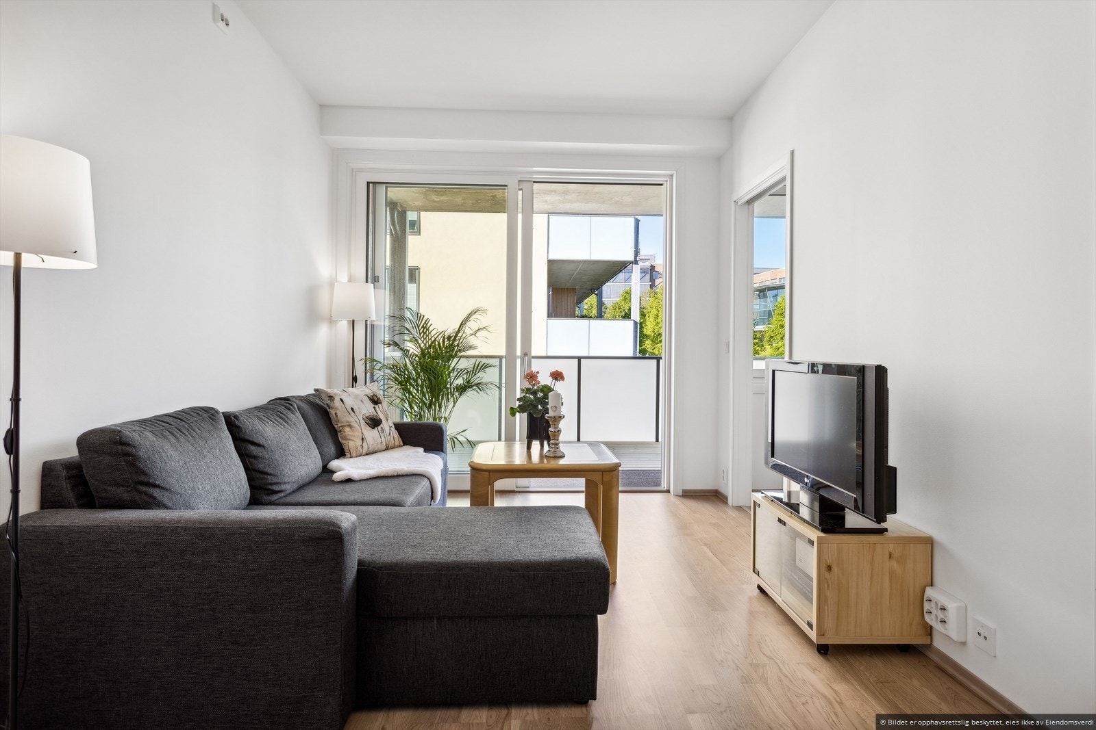 Den gode takhøyden sammen med de store vindusflatene slipper inn rikelig med dagslys og gir en behagelig og god romfølelse. Galleribilde