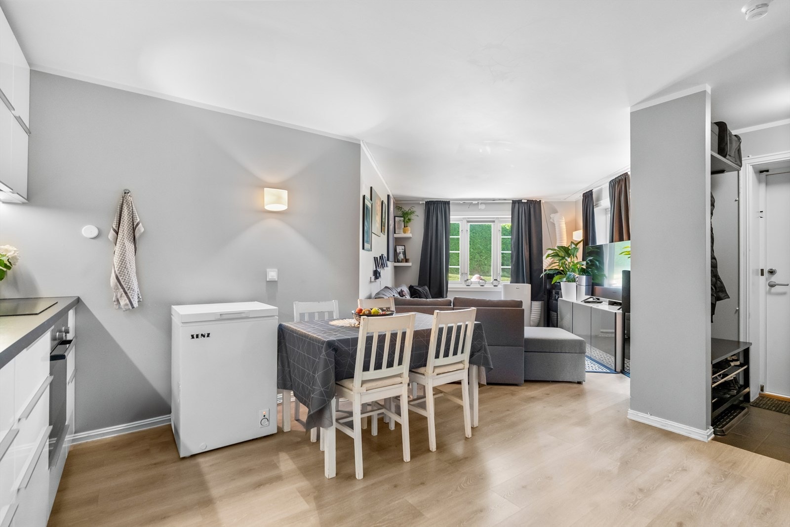 Kjøkkenet ligger i åpen løsning med stuen, og har et tidsmessig design med god skap- og benkeplass. Galleribilde