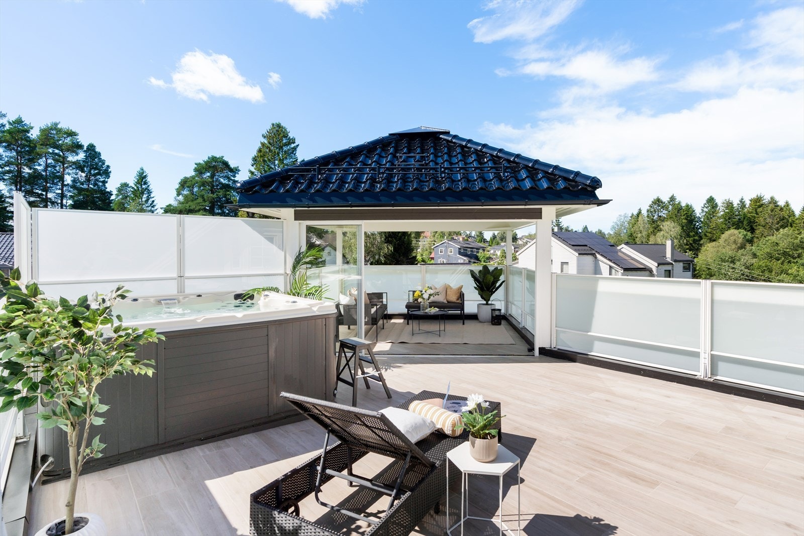 Fra gangen mellom soverommene i andre etasje er det utgang til en vestvendt takterrasse. Galleribilde