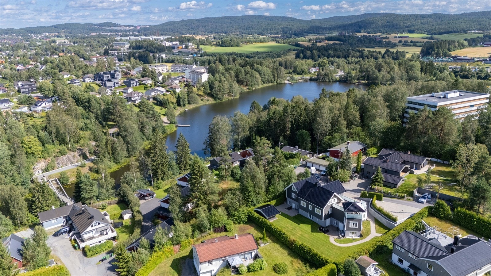 Fra eiendommen er det også gangavstand ned til populære Langvannet, med blant annet to fine langgrunne badeplasser sommerstid en kort spasertur fra eiendommen. I nærheten ligger også Vesletjernet med flytebrygge. Galleribilde