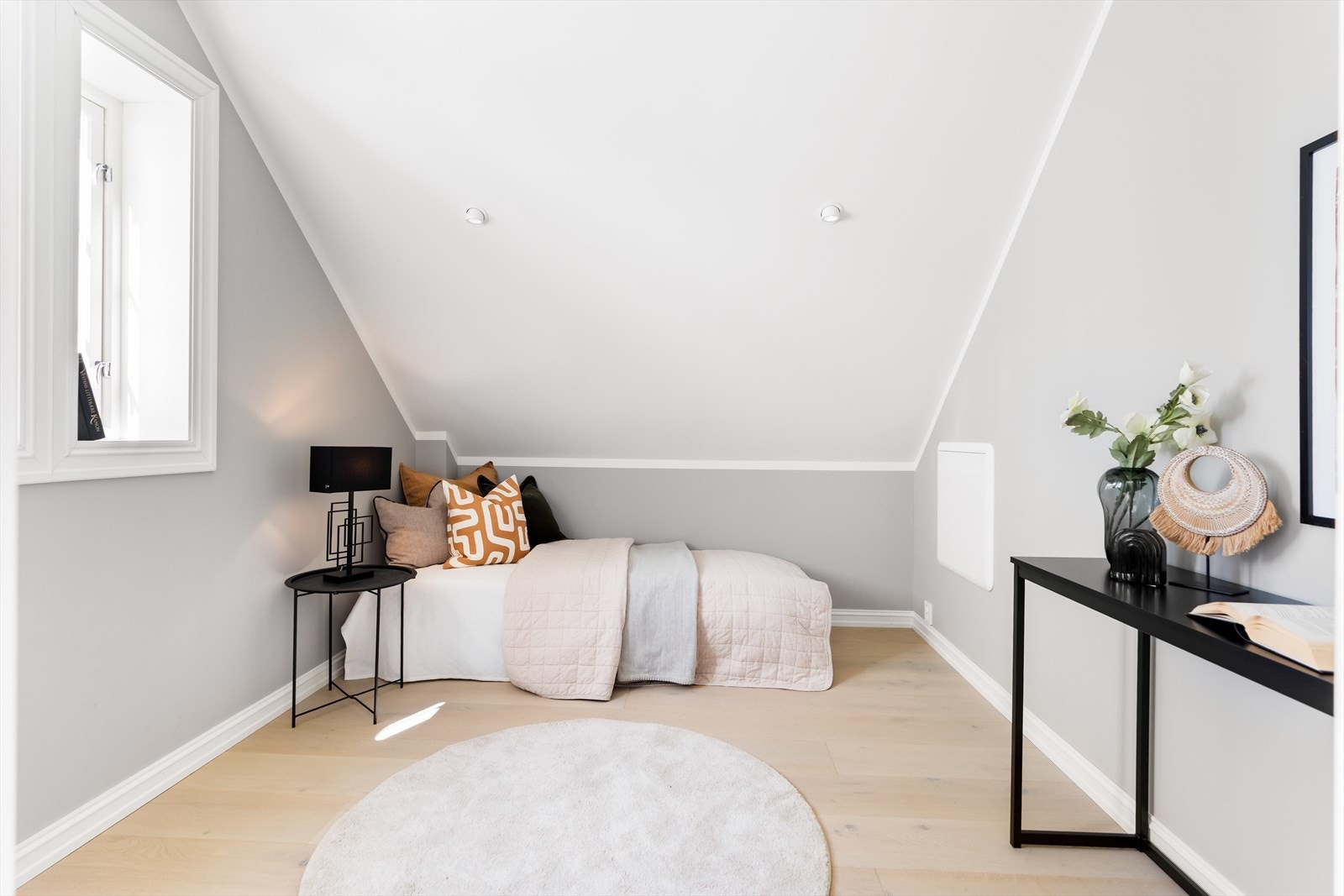 Alle soverommene er malt opp i en dus, delikat gråtone som står godt til parkettgulvene. Galleribilde