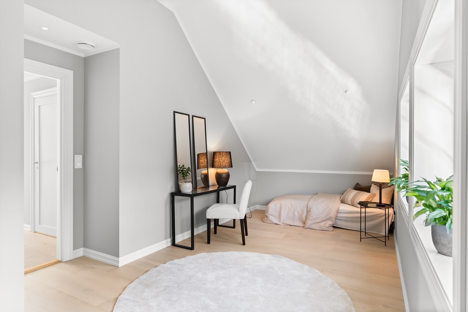Det er downlights i himlingene og elektrisk varme i gulvene. Galleribilde