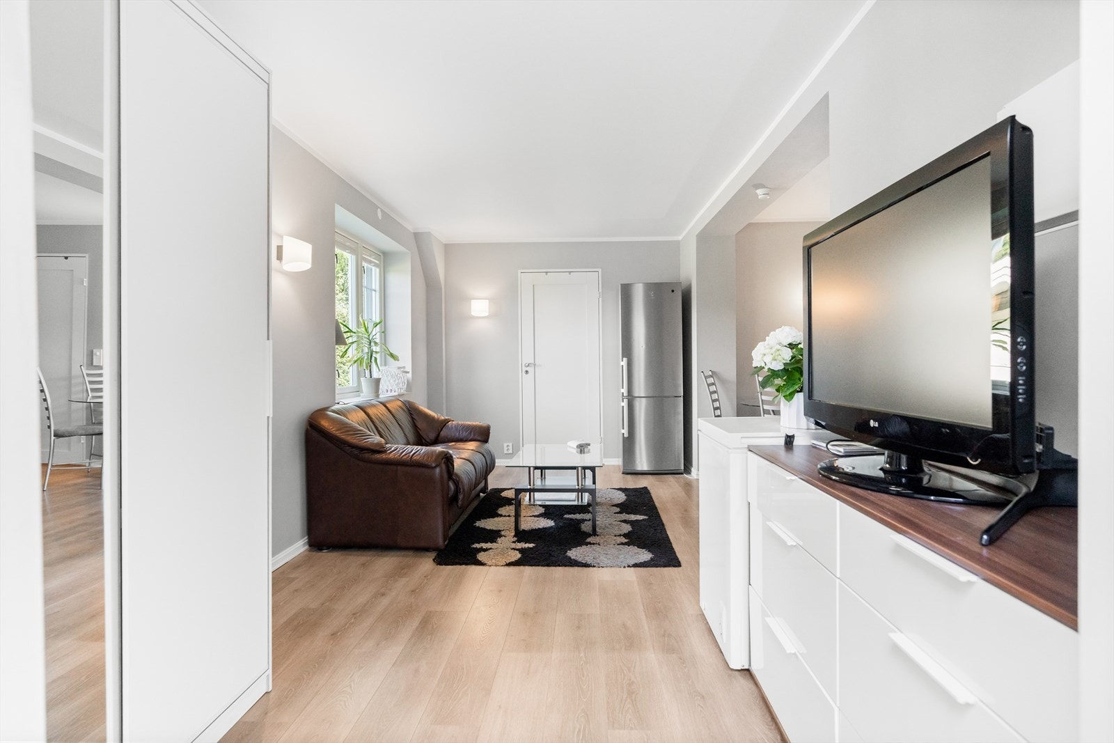 Utleiedelen er på ca. 52 kvm, og inneholder stue/kjøkken, et bad/wc/vaskerom og to soverom. Galleribilde