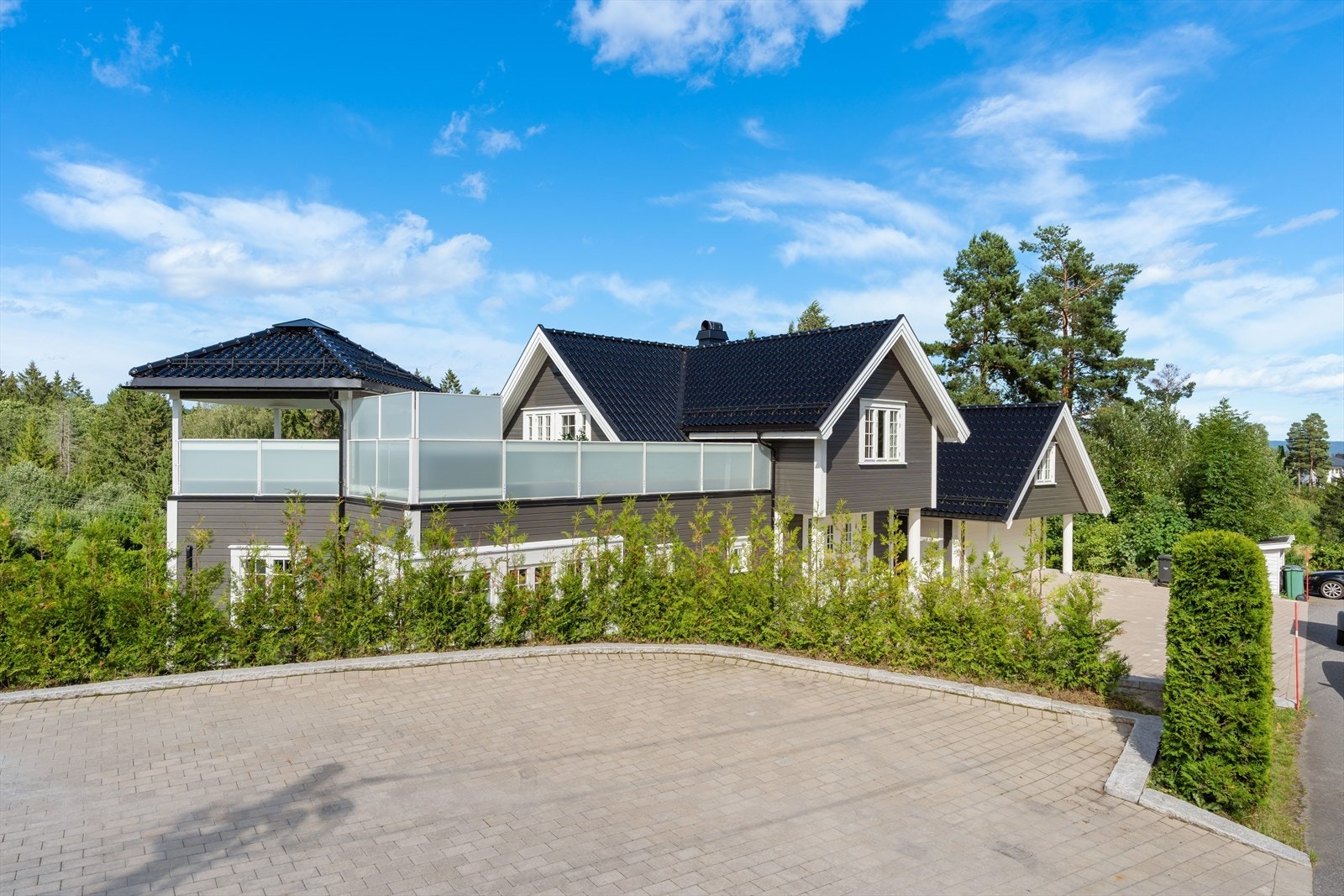 Hybelen og utleiedelen disponerer 1 og 2 parkeringsplasser på adskilt del av gårdsplassen. Galleribilde