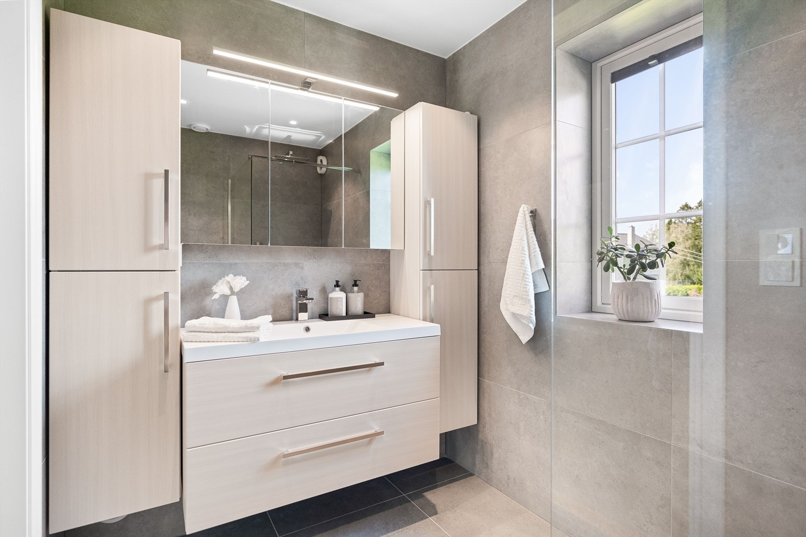 Badet i første etasje er holdt i samme delikate stilkombinasjon som på badet i etasjen over. Galleribilde
