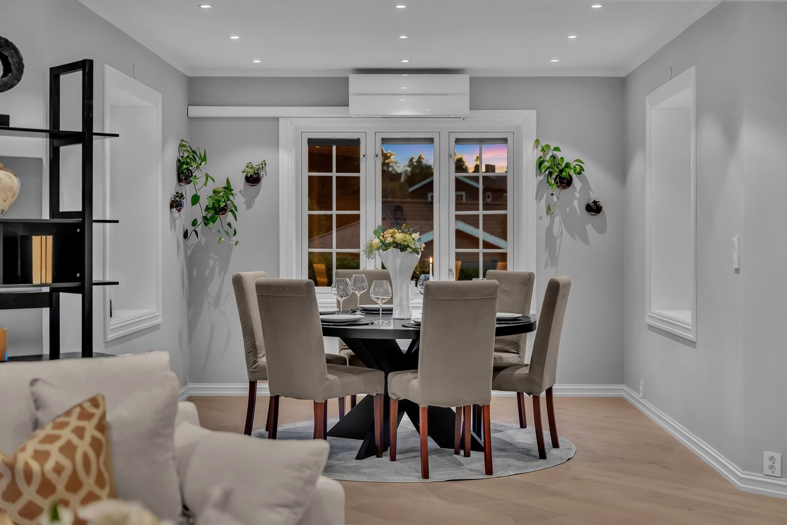 Her kan du innrede med en koselig spisegruppe med plass til venner og familie! Galleribilde