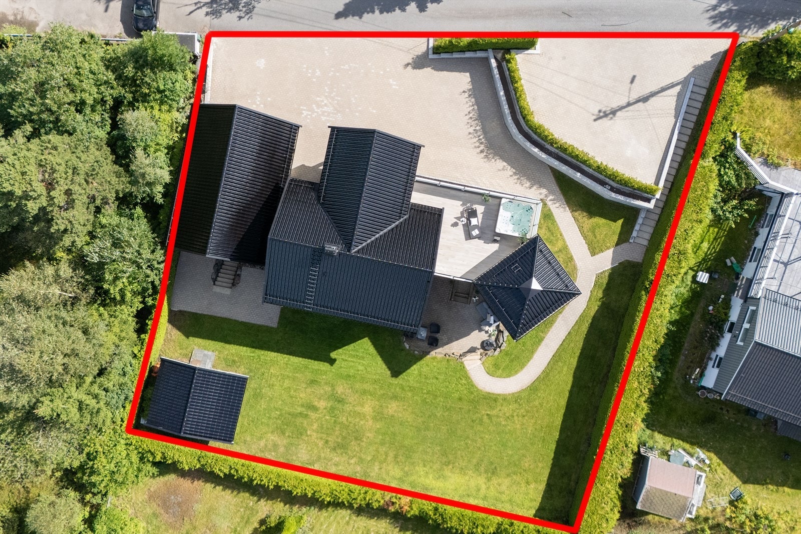 Hele tomten rammes inn med tett, velfrisert hekk, og det er montert stemningsfull utebelysning rundt huset. Galleribilde