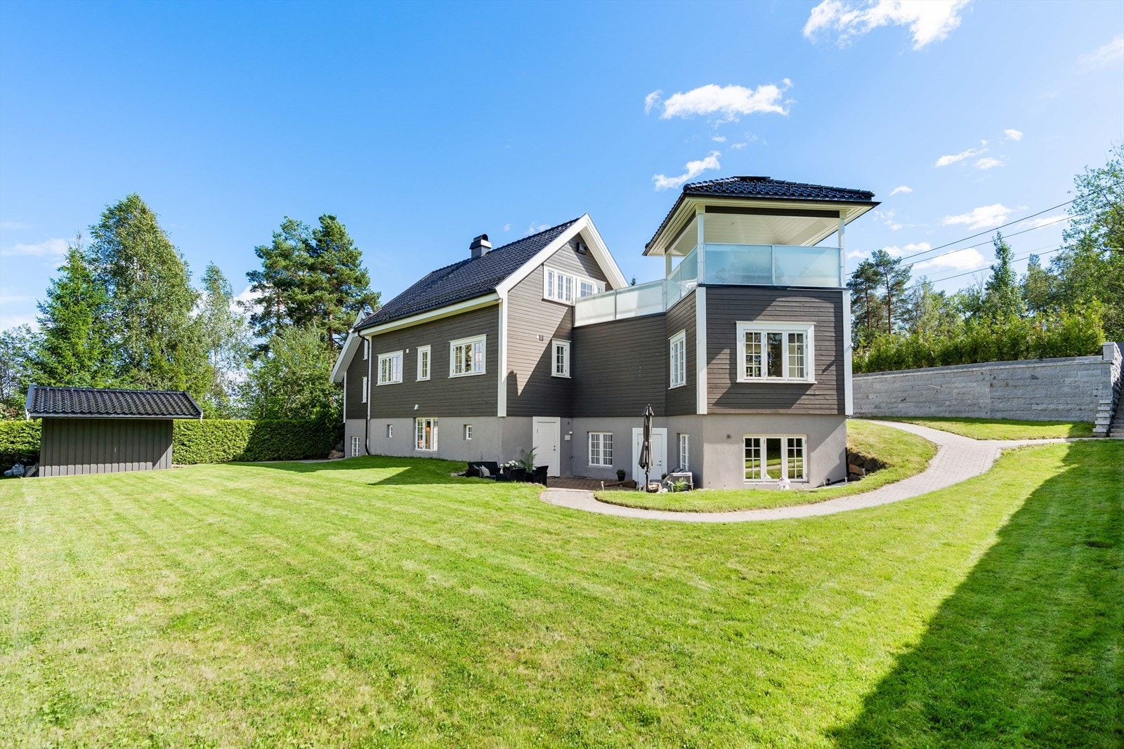 I kjelleretasjen er det en utleiedel og en hybel med egne innganger - en helt perfekt måte å finansiere boligdrømmen på! Galleribilde