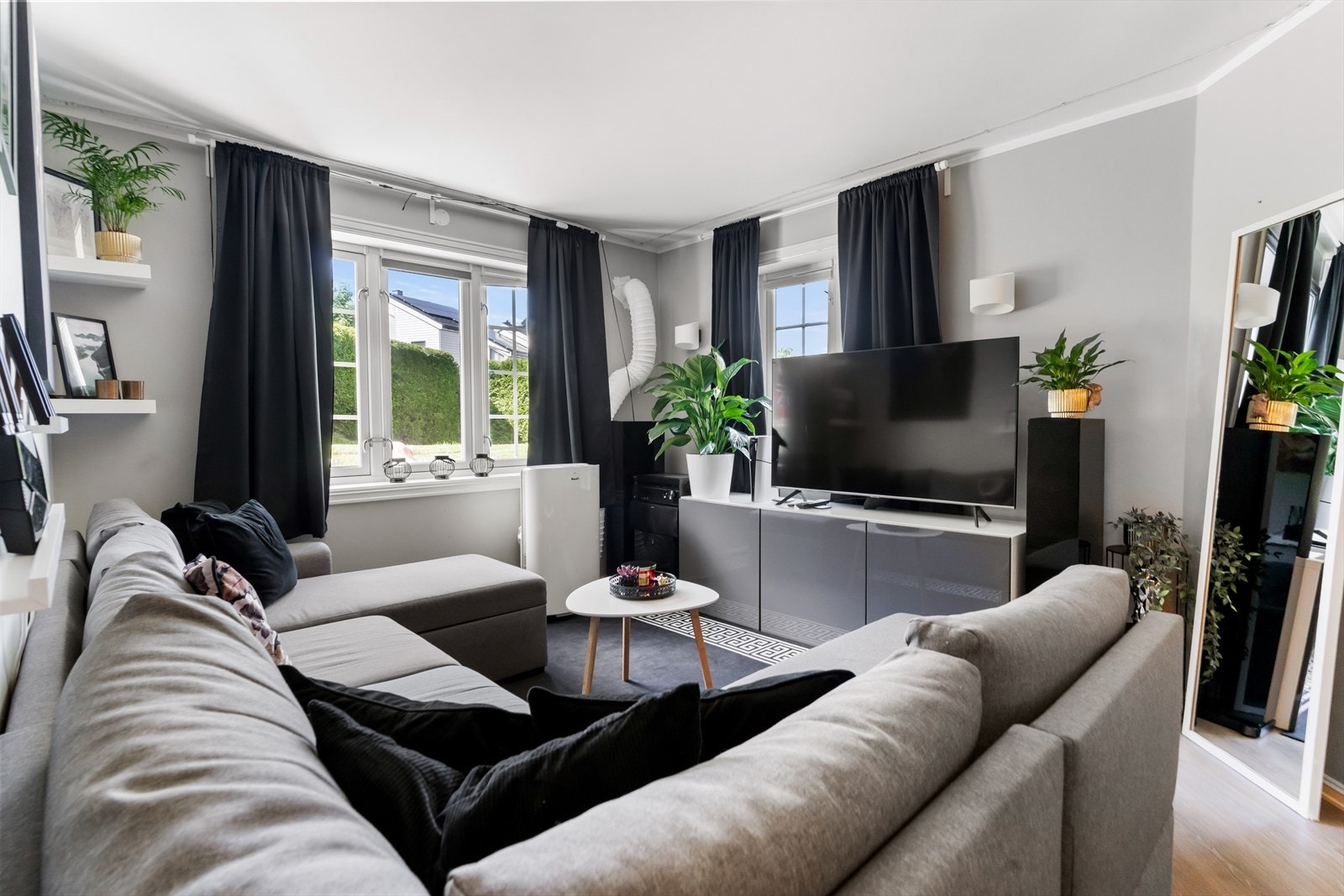 Stue med plass til sofa og TV-møblement. Galleribilde