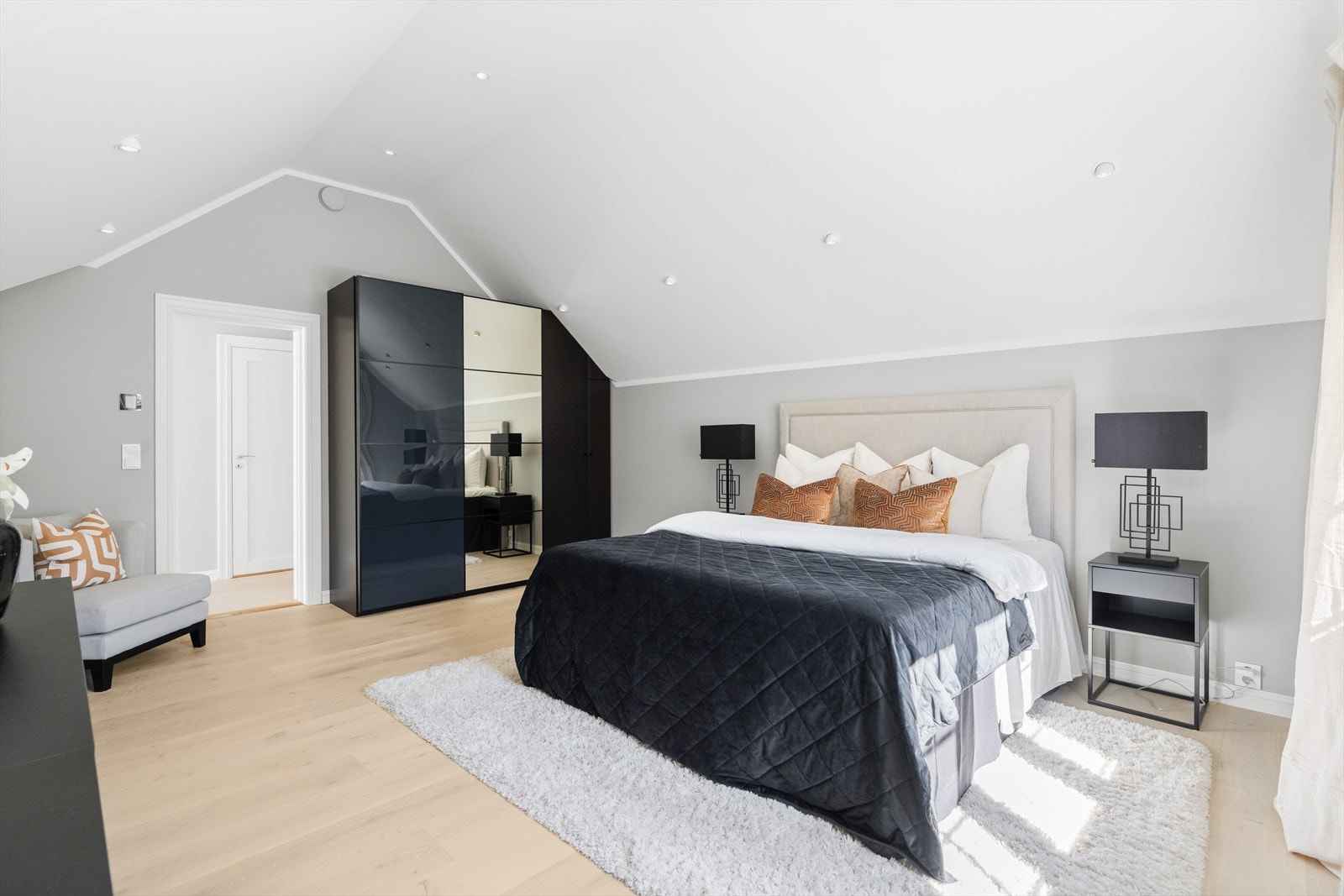 Det er en romslig garderobeløsning på hovedsoverommet. Galleribilde