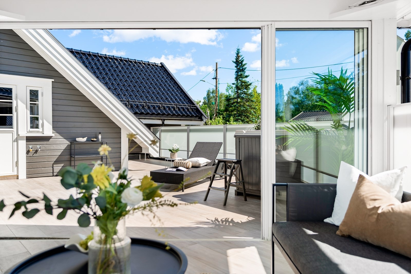 Takterrassen er på ca. 32 kvm - her er det god plass til utemøbler. Galleribilde