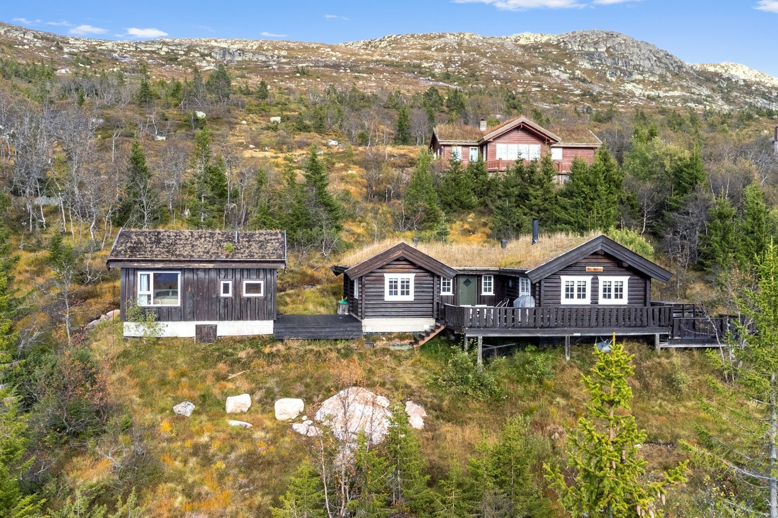Høyfjellet i bakkant av hytta er et eldorado for den friluftsinteresserte, her finnes utallige gode fiskevann og flere fine topper rundt om på Sørbølfjellet. Galleribilde